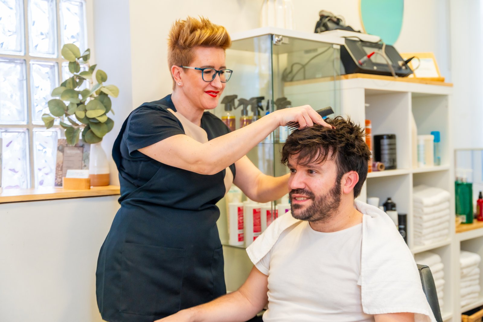 Fryzjerstwo a zdrowie psychiczne 1 hairdresser attaching a capillary prosthesis to a 2024 05 07 22 59 16 utc